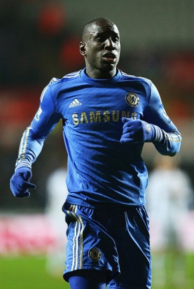 10. Demba Ba (7.5 triệu bảng – từ Newcastle tới Chelsea): 27 tuổi, trung phong, quốc tịch Senegal.